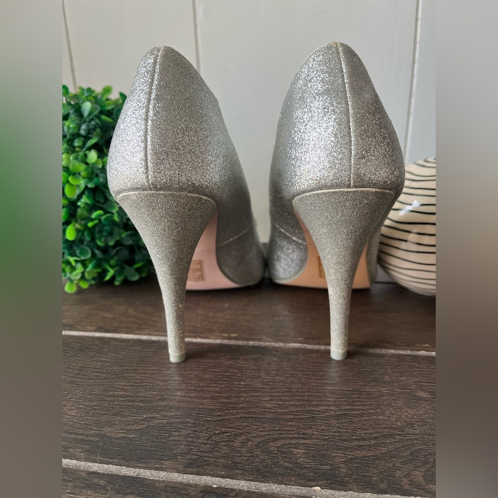 Hello Kitty Glittery Silver Bow Heels Peep Toe Charms Size 9 - Picture 7 of 13